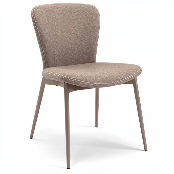 **Moderne zandkleurige stoel met stevig metalen frame**